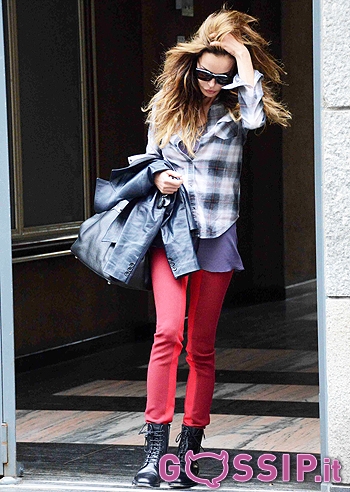 Nina Moric a passeggio tutta sola Nina Moric a passeggio tutta sola