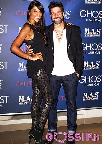 Juliana Moreira, davanti ai flash con Stoppa