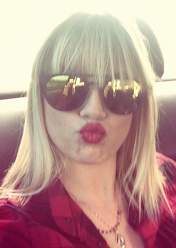 Emma, un bacio a culo di gallina