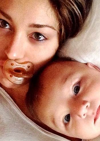 Belen Rodriguez, il ciuccio lo prende lei Belen Rodriguez, il ciuccio lo prende lei