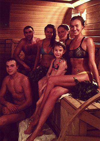 Irina Shayk, sauna in famiglia Irina Shayk, sauna in famiglia