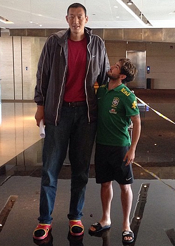 Alexandre Pato un 'nanetto' accanto a Sun Ming Ming