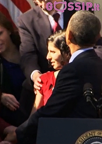 Obama aiuta una donna che sta per svenire