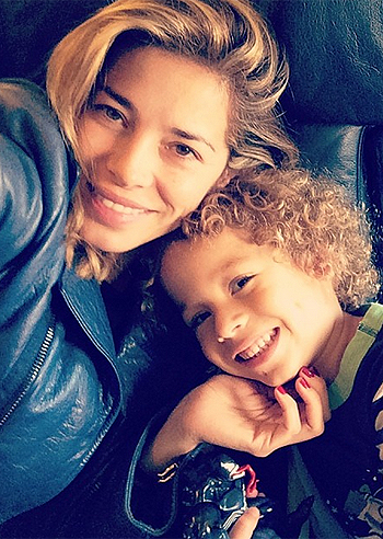 Aida e Aaron in volo verso casa Aida e Aaron in volo verso casa