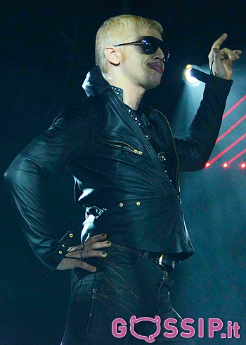 Morgan biondo platino sul palco di X Factor