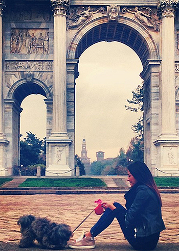 Giorgia Palmas, passeggiata con il cagnolino