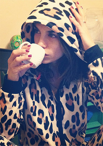 Eli Canalis, pigiamone animalier al risveglio