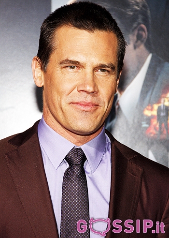 Josh Brolin, rissa in un bar