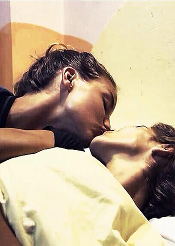 Bacio lesbo per Francesca e Ariadna