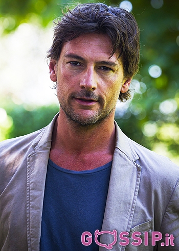 Roberto Farnesi si tiene in forma col sesso