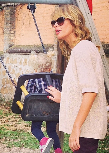 Alessia Marcuzzi al parco con Mia