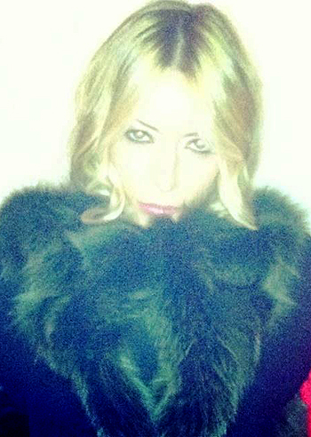 Karina Cascella, la pelliccia è sintetica