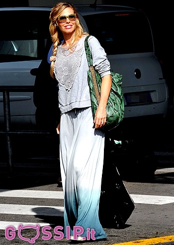 Ilary, look romantico a Fiumicino