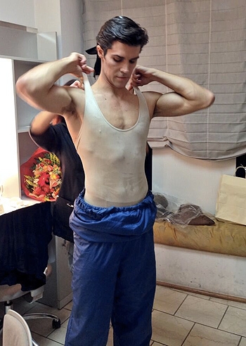 Bolle si veste in camerino per 'L’histoire de Manon'