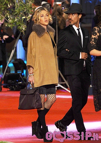 Paola Barale fa passerella con Degan