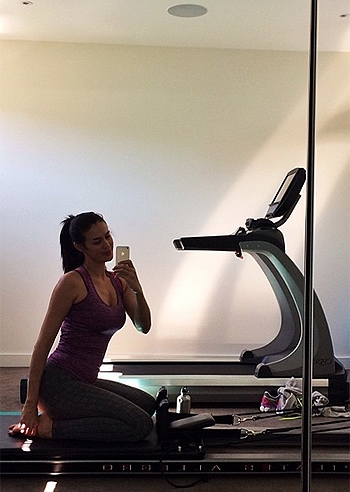 Megan Gale, pilates da donna incinta