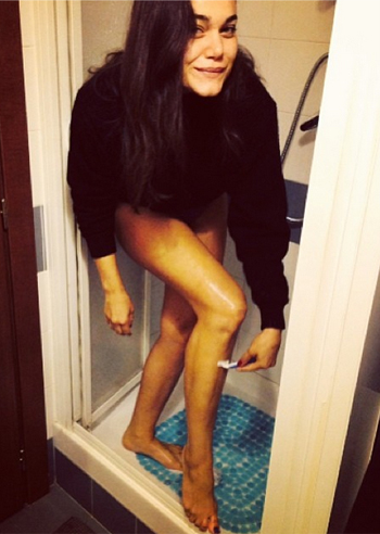 Romina Carrisi, sotto la doccia col maglione