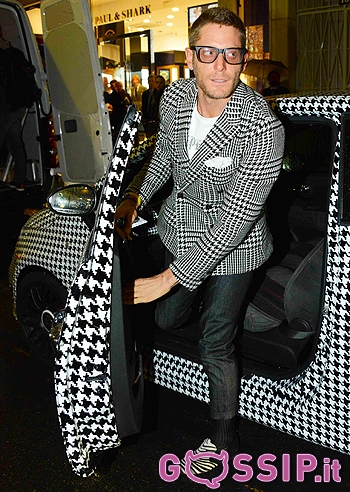 Lapo Elkann, giacca in pendant con l'auto Lapo Elkann, giacca in pendant con l'auto