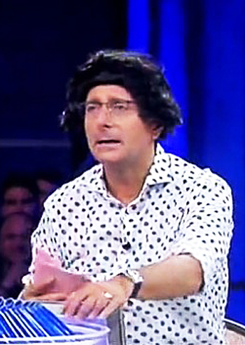 Paolo Bonolis fa il filippino in tv ed è bufera