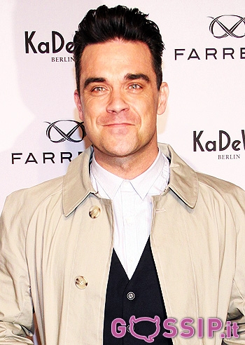 Robbie Williams, un 'etero che finge di essere gay'