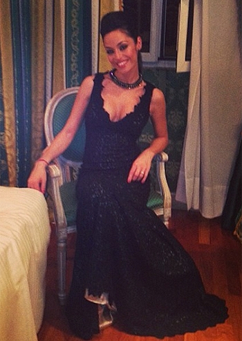 Raffaella Fico, in nero prima di uscire