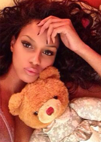Fanny Neguesha, buonanotte con l'orsetta Fanny Neguesha, buonanotte con l'orsetta
