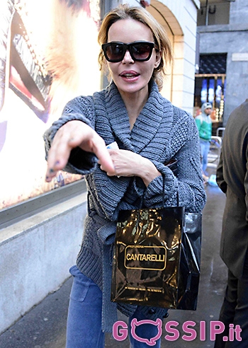 Nina Moric, look casual per lo shopping Nina Moric, look casual per lo shopping