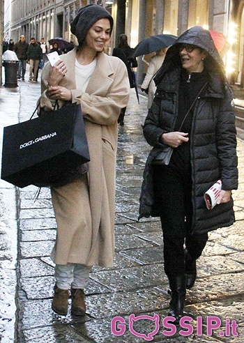 Giorgia Surina, la pioggia non ferma lo shopping Giorgia Surina, la pioggia non ferma lo shopping