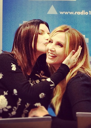 Laura Pausni, uno smack a Lorella Laura Pausni, uno smack a Lorella