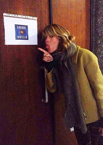 Alessia Marcuzzi nella redazione del 'GF'