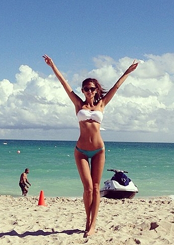 Camila in viaggio per lavoro, Alex si diverte con papà