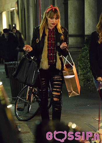 Elenoire, pantaloni stracciati per lo shopping