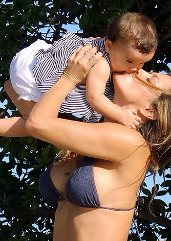 Lola Ponce, mamma e compagna felice Lola Ponce, mamma e compagna felice