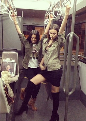 Irina Shayk seduce pure sul bus