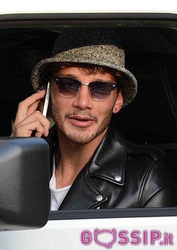 Stefano De Martino, in jeep va a prendere Belen Stefano De Martino, in jeep va a prendere Belen