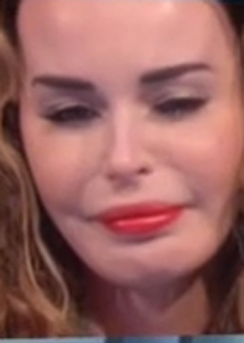 Nina Moric si commuove a 'Pomeriggio 5'