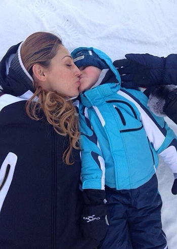 Anna Tatangelo un kiss sulla neve con Andrea