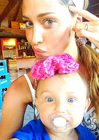 Belen, al 'barcito cervezero' con Santiago