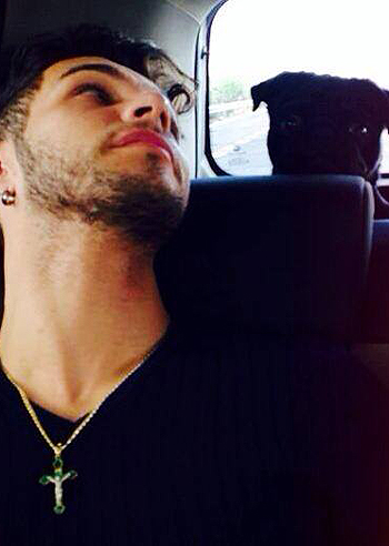 Marco Carta, il suo cane lo tiene sott'occhio