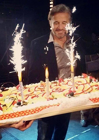 Torta a sopresa per Christian De Sica Torta a sopresa per Christian De Sica