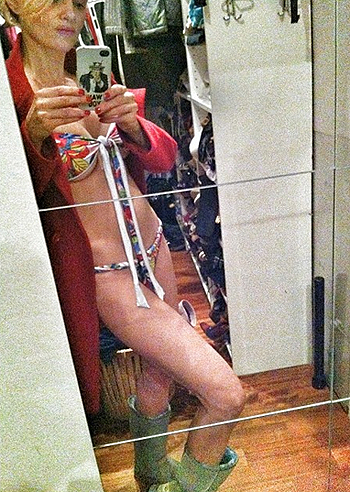 Justine Mattera, bikini con cappotto e stivali