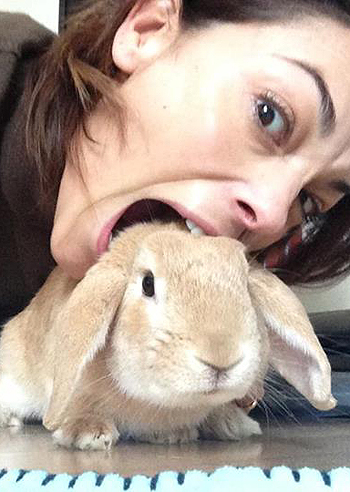 Giorgia Surina, coccole a un coniglio