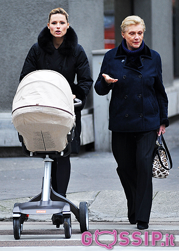 Michelle Hunziker a spasso con Sole e Ineke