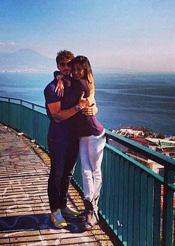 Belen, Napoli è mille colori... Belen, Napoli è mille colori...