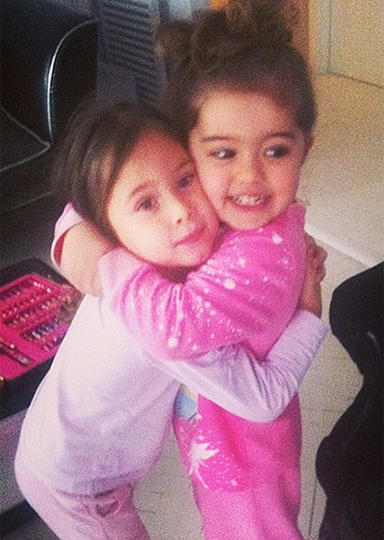 Ginevra e Chloe, un abbraccio social Ginevra e Chloe, un abbraccio social