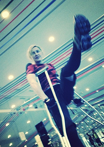 Madonna in palestra con le stampelle