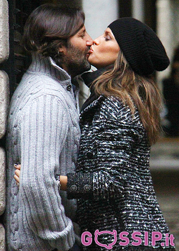 Claudia e Arnaud, baci bollenti a Milano