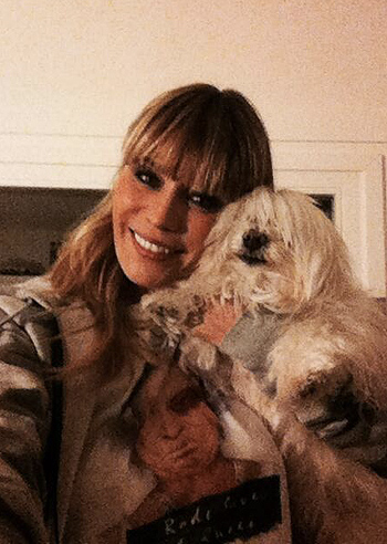 Elenoire Casalegno, coccole con il cane Elenoire Casalegno, coccole con il cane