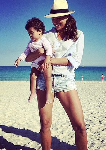 Magda Gomes, felice in spiaggia con Yasmin