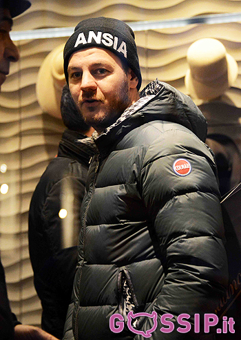 Alessandro Cattelan, shopping con il raffreddore